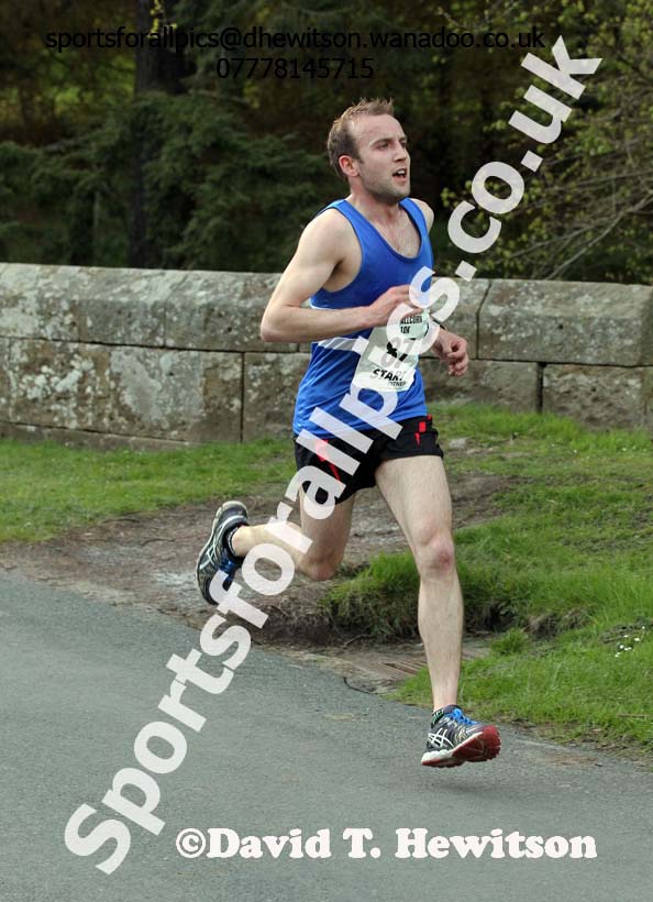 Carl Avery (Morpeth) on his way to victory in the Les Allcorn 10k, Alnwick. Photo: David T. Hewitson/Sports for All Pics